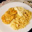 Курица с жёлтым рисом и чесночным соусом