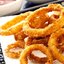 Золотистые луковые кольца, запеченные в оливковом масле