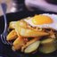 Жареная картошка с луком и яичницей
