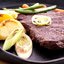 Маринованные говяжьи стейки с жареным зеленым луком