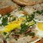 Жареная свиная грудинка с луком и яйцами