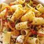 Большой бутерброд с консервированным мясом и салатом из сырых овощей