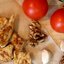 Пряные томаты и курица на сладком хлебе