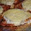 отбивная из свинины с белым соусом и сыром