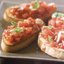 Чесночные тосты с помидорами и базиликом