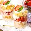 Десерт с бисквитом, клубникой, и сливочным кремом