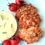 Рубленые куриные котлеты со сметаной, кунжутом и сливочным пюре
