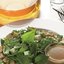 Салат из дикой зелени, яблок в карамели и тофу