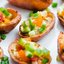 Запеченный картофель, фаршированный хумусом, фетой и овощами