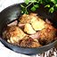 Запечённые куриные бёдра с красным луком