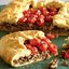 Открытый пирог с бараниной, грибами и помидорами