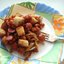 Салат из фасоли в томатном соусе с копчеными колбасками и гренками