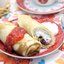 Блины на сливках с творогом и клубничным джемом