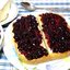 Тосты с маслом и смородиновым вареньем