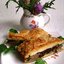 Слоеный пирог с куриной печенью, вялеными помидорами, сыром и зеленым луком