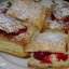 Пирожные из слоеного теста с заварным кремом и клубничным соусом