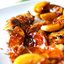 Куриная грудка с карамелизированными яблоками и луком