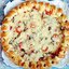 Праздничная пицца с солеными огурцами и колбасой