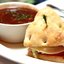 Сэндвичи из фокаччи с рукколой, моцареллой, маринованным красным луком и по