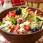 Овощной салат с консервированной кукурузой и маслинами