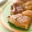 Пирог с карамелизованными яблоками и орехами пекан