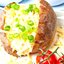 Картофель в мундире, фаршированный луком-пореем и сырами