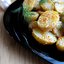 Молодой картофель запеченный с чесноком и кунжутом, и со сметанным соусом
