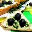 Кростини с мягким сыром и маслинами