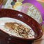 Кашка из овсяных хлопьев со сливками, грецким орехом и коричневым сахаром