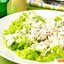 Зелёный салат с курицей и голубым сыром