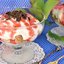 Творожный десерт с печеньем, клубничным джемом и шоколадом