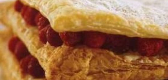 Торт с творожным кремом и малиной