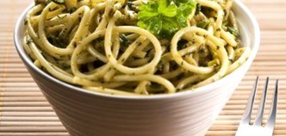 Зеленые спагетти с песто из спаржи и кедровых орешков