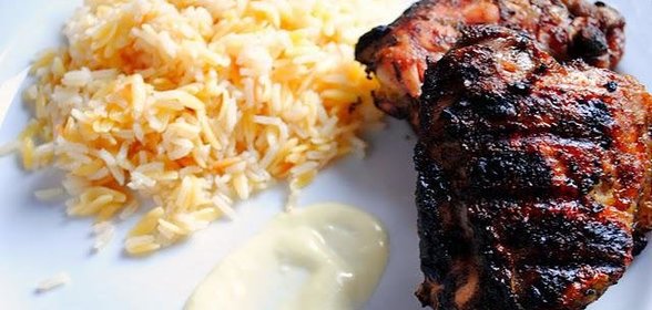 Курица с приправами и чесночным соусом