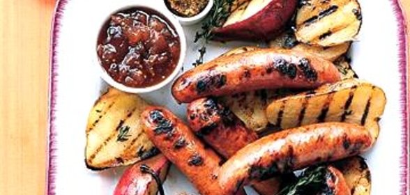 Сосиски с грушами, жаренные на гриле