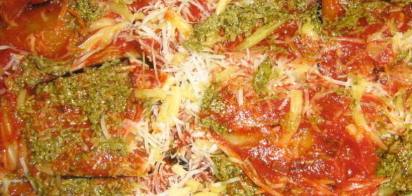 Пармижиана из баклажанов с соусом из базилика и соусом песто