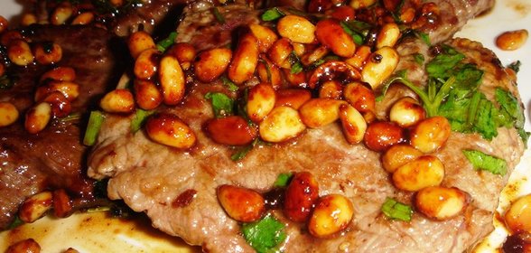 Говядина с кедровыми орешками