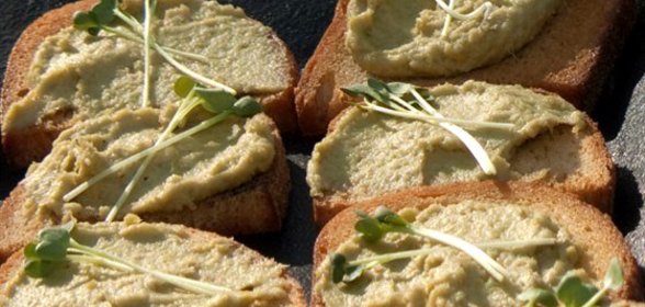 Песто из зеленого горошка и мяты с лимонной цедрой