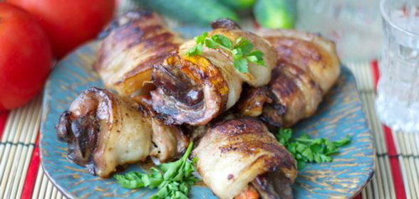 Рулетики из грудинки с печенью