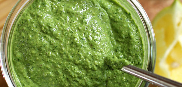 Песто из грецких орехов и капусты кале