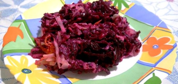 Свекольный салат с квашеной капустой и яблоком