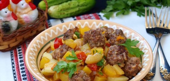 Фрикадельки с овощным соусом