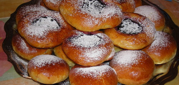 Пирожки с яблоками и булочки с черникой