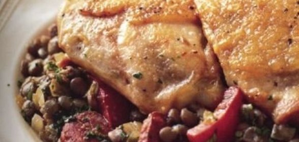 Куриные бедрышки с чечевицей, колбаской и сладким перцем