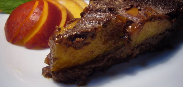 Шоколадный пирог с карамелизованными нектаринами