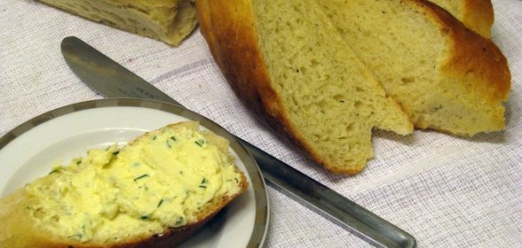 «Тартин» с чесночным маслом или парижский завтрак