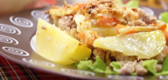 Картофельные дольки с фаршем и сыром