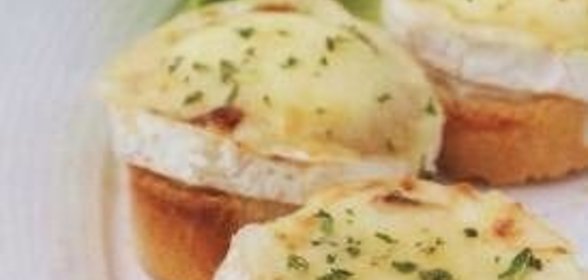 Горячие бутерброды с козьим сыром, медом и орегано