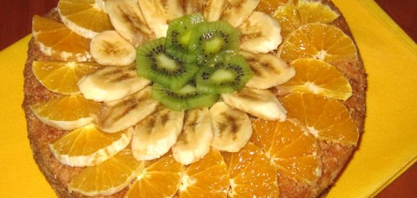 Торт Медовик с фруктами и ягодами