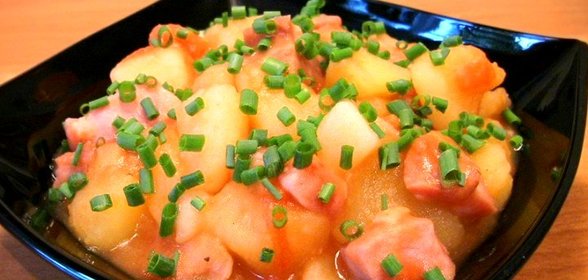 Картофель, тушенный с копченым мясом